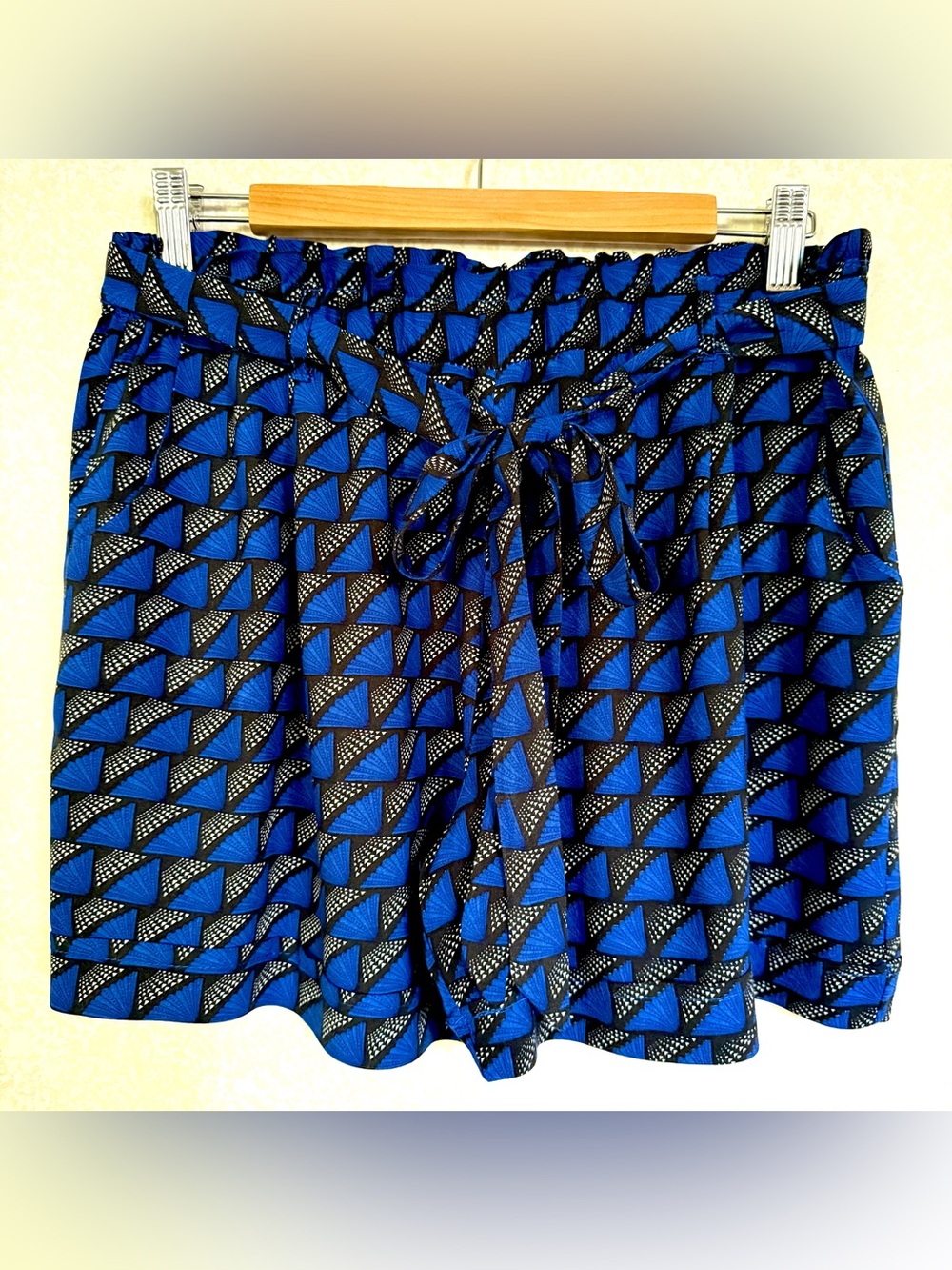 SOHO Lady Shorts Womens L Blue Black White Geometric Elastic Waist Tie Belt